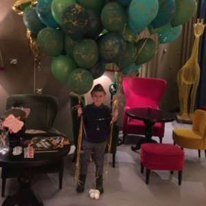 Мальчик с шарами